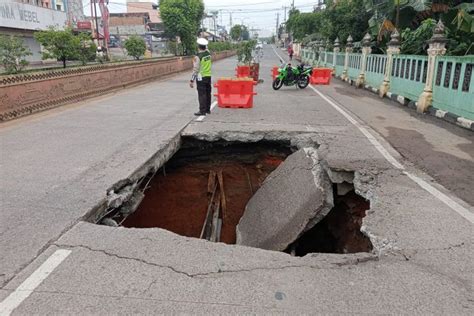 Lubang Raksasa Muncul Tiba Tiba Di Tengah Jalan Alamsyah Kotabumi