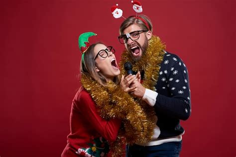 Casal Roupas De Natal Se Diverte Muito No Karaok Foto Gr Tis