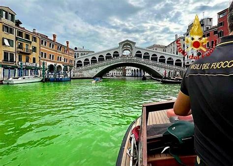 L Acqua Verde Del Canal Grande Di Venezia Causata Dalla Fluoresceina