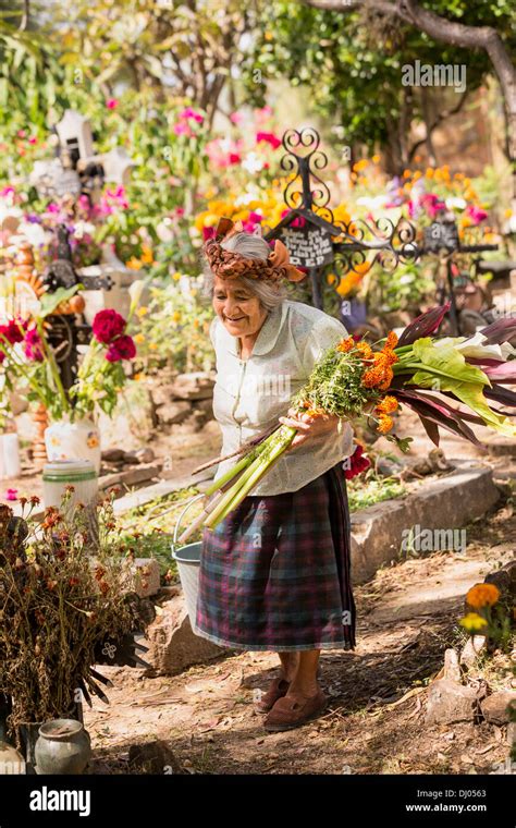 Zapotec woman flowers cemetery Banque de photographies et dimages à