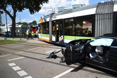 Schwetzingerstadt Stra Enbahn Nach Kollision Mit Auto Entgleist