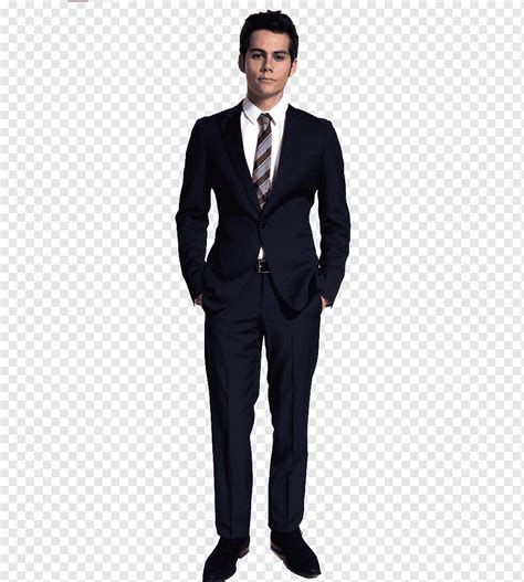 Dylan O Brien The Maze Runner Actor Suit Aktor Png Pngwing