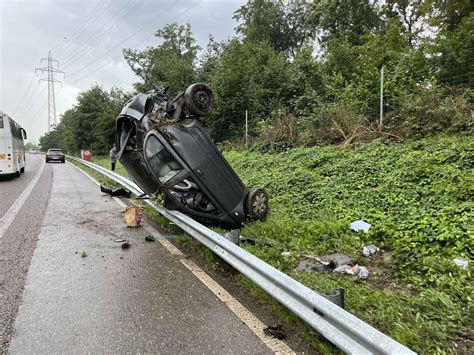 60 Jähriger kommt auf Autobahn ins Schleudern und überschlägt sich