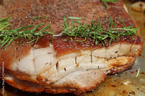 Der Schweinsbraten Ist Halb Fertig Und Wird Noch Einmal In Den Ofen