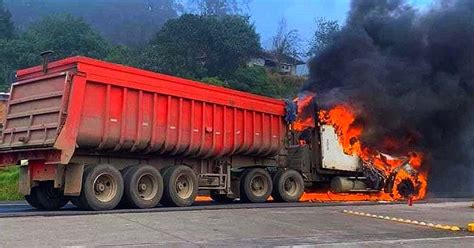 Arde Trailer En La Joya El Operador Logra Salir A Tiempo De La