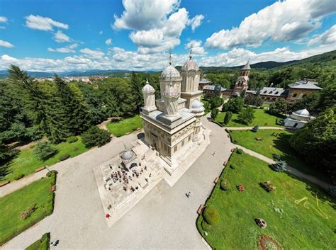 Amplia vista aérea drone del monasterio de curtea de arges en rumania