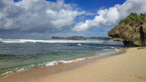 Objek Wisata Pantai Somandeng Gunungkidul Banyak Gazebo Berjejer