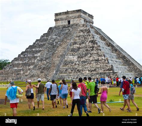 Pir Mide El Castillo Yacimiento Arqueol Gico Maya De Chich N Itz