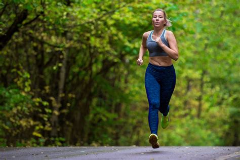 Frau Geht Joggen Damit Sie F Rs Fitnessstudio Gut Aussieht