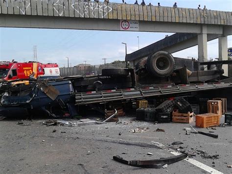 G1 Caminhão fica destruído após capotar em rodovia de SP e deixa três