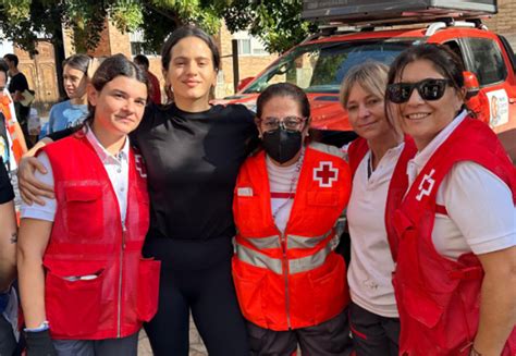 La cantante Rosalía una voluntaria más ayudando a uno de los