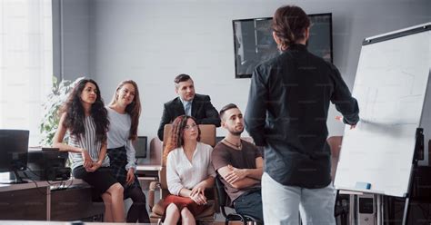 Foto Retrato De Un Equipo Creativo Feliz De Personas Hablando En La Oficina En La Reunión