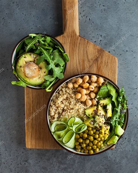 Almuerzo vegetal saludable del tazón de Buddha con quinua aguacate