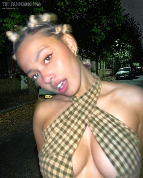 Mykeesha Nelson Exposed Her Tits On The Street 3 Photos The Fappening