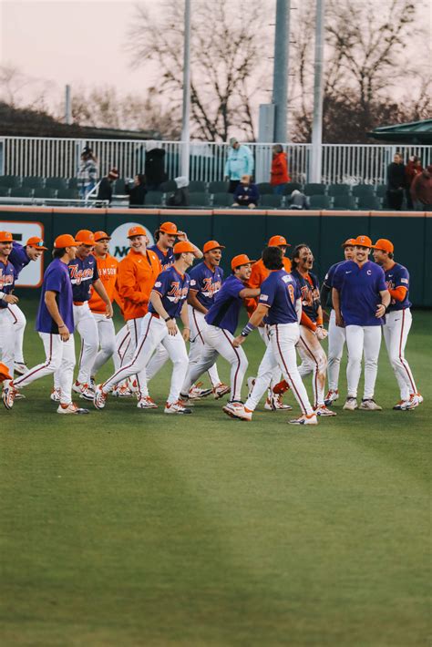 No 3 Clemson Scores Eight In The Ninth To Defeat No 7 Seminoles 9 8 In Game 2 Of Doubleheader