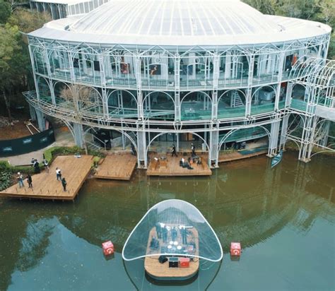 Palco flutuante leva música ao vivo para a Ópera de Arame e tem