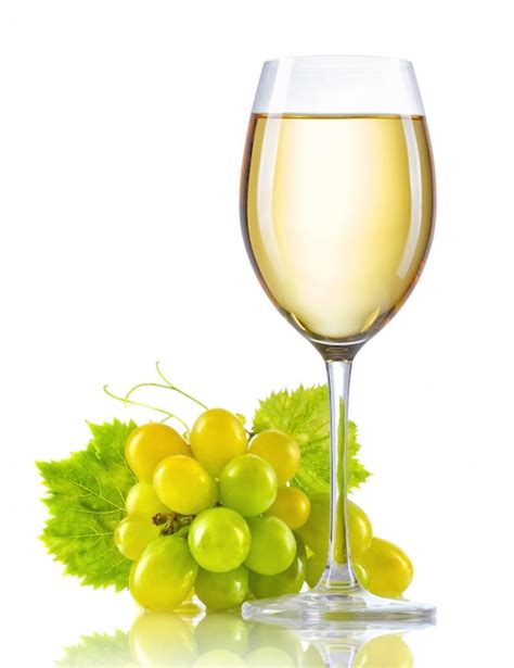 Copo De Vinho Branco E Um Cacho De Uvas Maduras Isolado Foto Premium