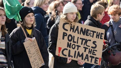 Fridays For Future Klimasch Tzer Demonstrieren F R Verkehrswende