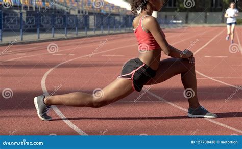 El Atleta De Sexo Femenino Que Hace La Gimnasia En El Estadio