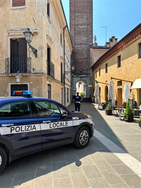 Follia A Thiene Con L Auto Passa Sotto Il Campanile Scende I Gradini