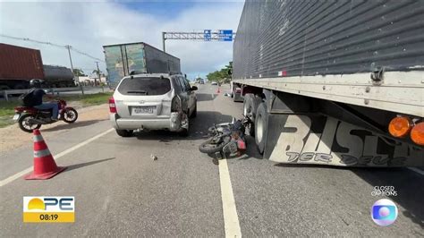 Motociclista bate em carro cai é atropelado por caminhão e morre na