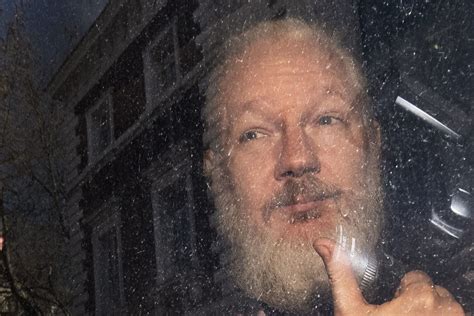 Julian Assange Detenido Por La Polic A Brit Nica Tras Retirarle