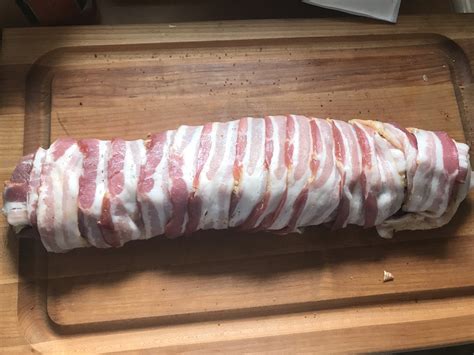 Schweinefilet mit Gorgonzola gefüllt und im Bacon Mantel nach BBQ aus