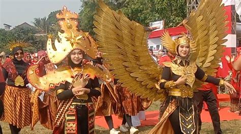 Anggun Dan Menawan Baju Adat Lampung Hiasi Pawai Karnaval HUT RI Ke 78