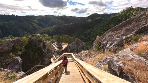 La Ruta De V Rtigo Por Pasarelas De Madera En Un Desfiladero