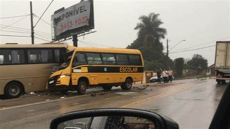 Motorista de escolar fica ferido em acidente outro ônibus em Pouso