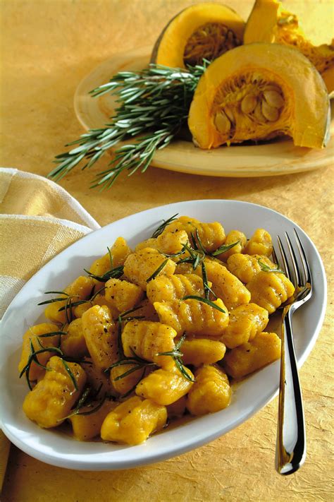 Ricetta Gnocchi Di Zucca Al Burro Fuso Rosmarino E Pepe Donna Moderna