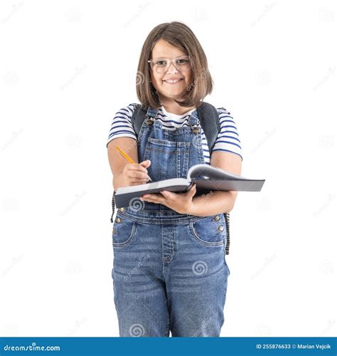 Foto Vertical De Una Joven Con Gafas Tomando Notas En Un Libro De