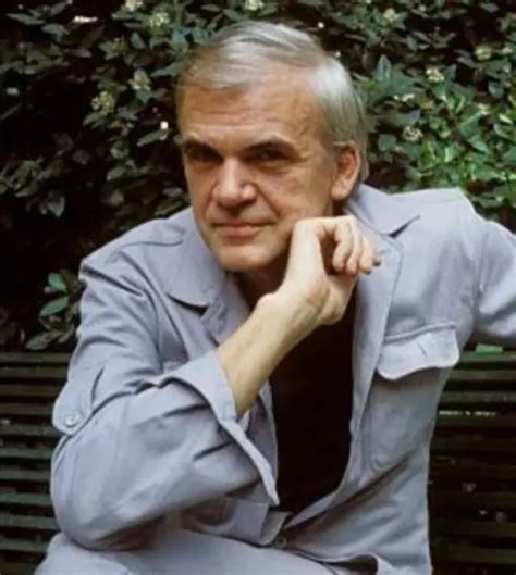 Milan Kundera lo scrittore è morto a 94 anni