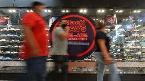 Salvadoreños abarrotan los centros comerciales en el Black Friday