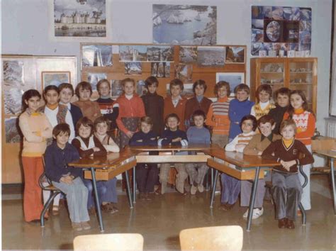 Photo De Classe Cm2 De 1977 ECOLE CASTELLAS LES LIONS Copains D Avant