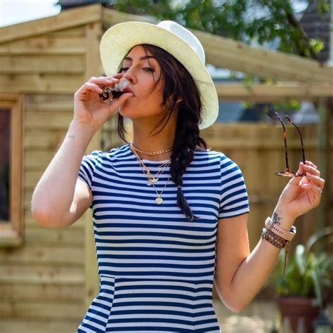 Small Waist Big Ass Brunette Scrolller