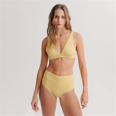 6 Hot Sexy Bia Siqueira Bikini Pics