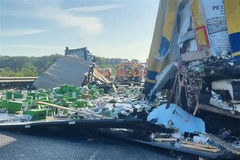 Lkw Krachen Auf A2 Zusammen Milch Landet Auf Asphalt