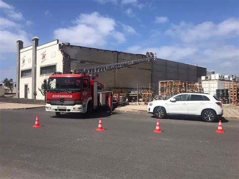 El Viento Desprende Parte Del Techo De Una Nave Industrial En Playa