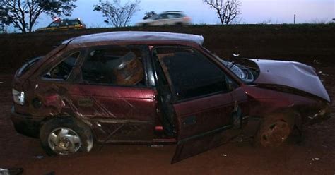 G Motorista Sem Cinto De Seguran A Capota Carro E Morre Em Goi S