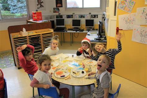 Faverges de la Tour Le père Noël a rendu visite à lécole maternelle