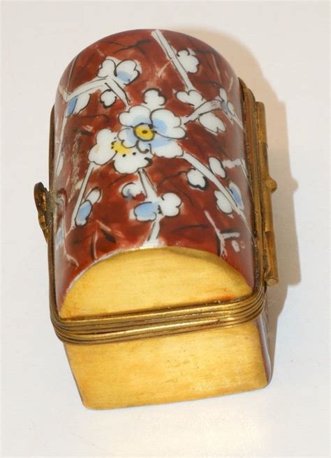 ANCIENNE PETITE BOITE PORCELAINE BOITE A PILULES LIMOGES Signée D