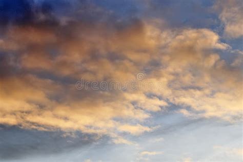 Formaciones Anaranjadas Y Rojas Hermosas De La Nube De La Puesta Del