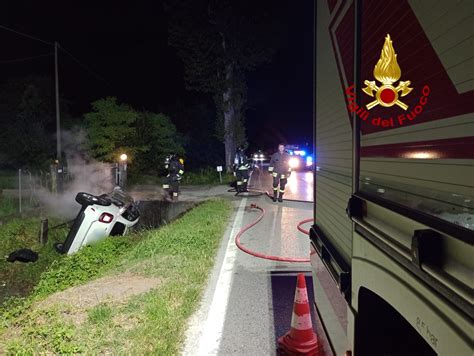 L Auto Finisce In Un Canale Poi Prende Fuoco L Intervento Dei Vigili