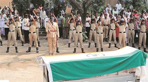 Veteran actor Shriram Lagoo cremated | Mumbai News - The Indian Express