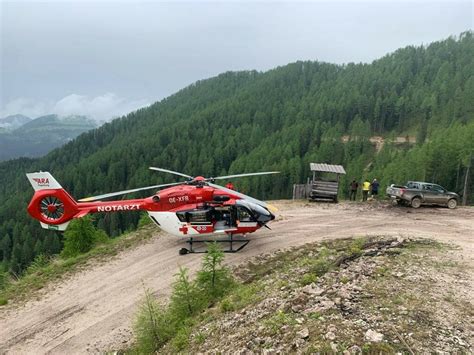 Bezirk Villach J Hriger Arbeiter Von Rollendem Wurzelstock Begraben