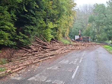 Faits Divers La Remorque D Un Grumier Bascule La Rd Ferm E Plus