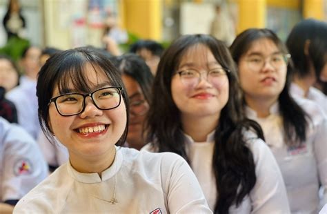 Học trò đọc sách tả cảnh sex nhiều người kể xưa chuyền tay cô giáo