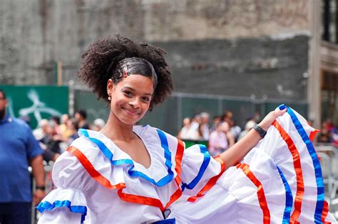 Joven Dominicana Luce Traje Tipico De Danza New Jersey Hispano