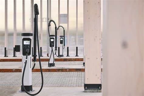 Einride eröffnet Ladepark für E Lkw in Schweden electrive net